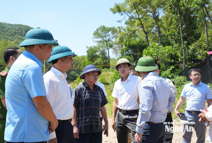 Lãnh đạo địa phương báo cáo công tác quản lý Nhà nước về khoáng sản đối với các mỏ đất trên địa bàn 2 phường Quỳnh Mai và Hoàng Mai. Ảnh: Nguyễn Toàn