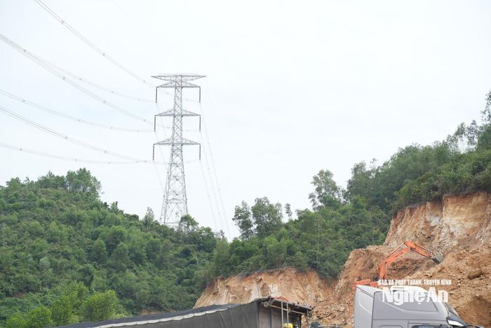 Vị trí khai thác gần chân cột điện cao thế. Ảnh: Nguyễn Toàn