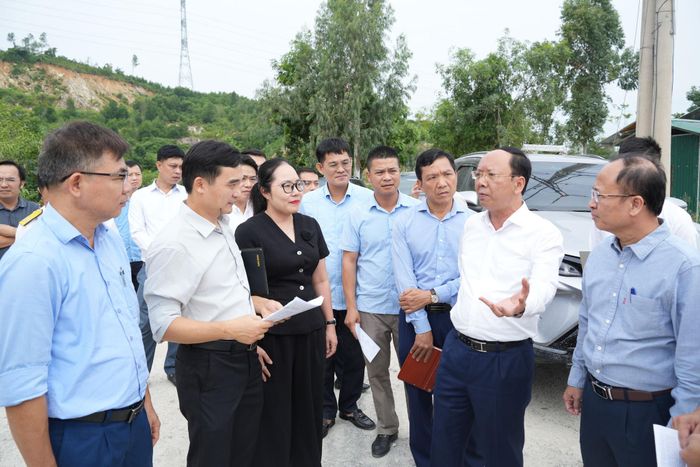 Phó Chủ tịch Thường trực UBND tỉnh Bùi Thanh An phân tích các số liệu báo cáo về mỏ đá Bãi Giang của Công ty TNHH Huệ Minh. Ảnh: Nguyễn Toàn
