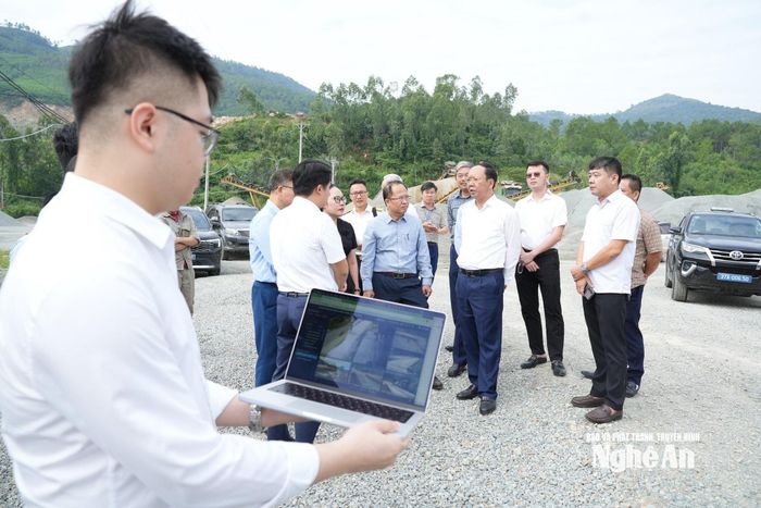 Phó Chủ tịch Thường trực UBND tỉnh Bùi Thanh An yêu cầu việc giám sát hoạt động khoáng sản phải được tiến hành chặt chẽ, đồng bộ từ công tác quản lý đến ứng dụng các thiết bị công nghệ. Ảnh: Nguyễn Toàn