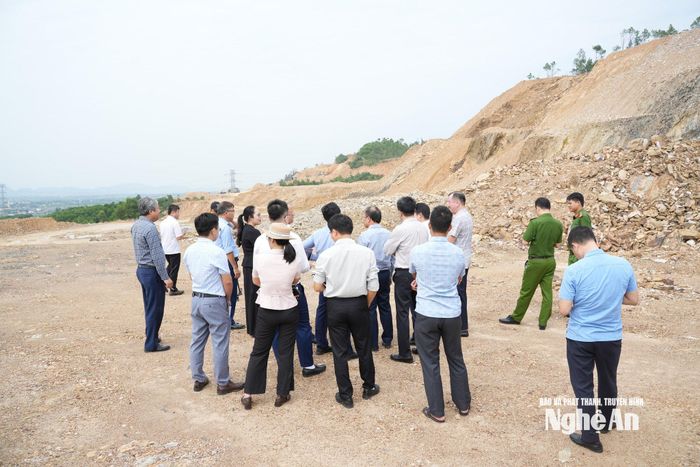 Mỏ đất san lấp của Công ty Cổ phần TĐL đang trong quá trình khai thác. Ảnh: Nguyễn Toàn
