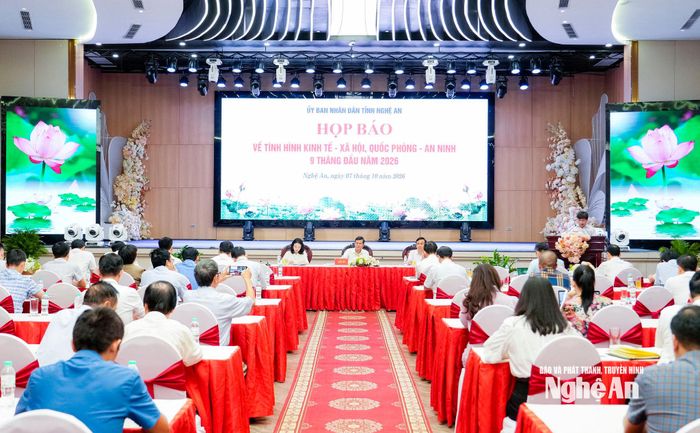 Quang cảnh buổi họp báo về tình hình kinh tế - xã hội, quốc phòng, an ninh 9 tháng đầu năm 2026. Ảnh: Phạm Bằng