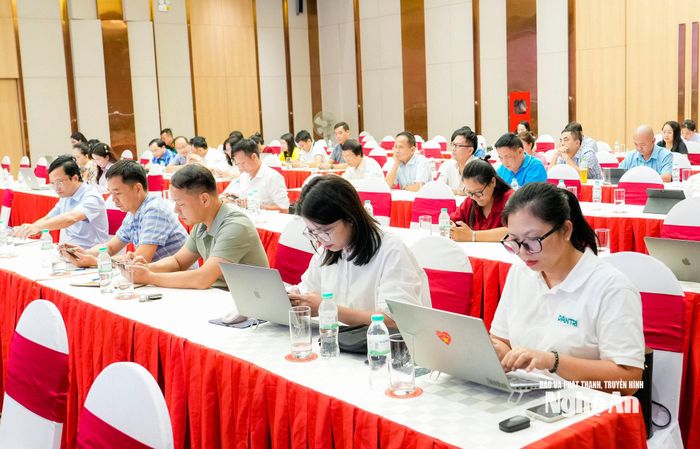 Các nhà báo, phóng viên dự họp báo. Ảnh: Phạm Bằng