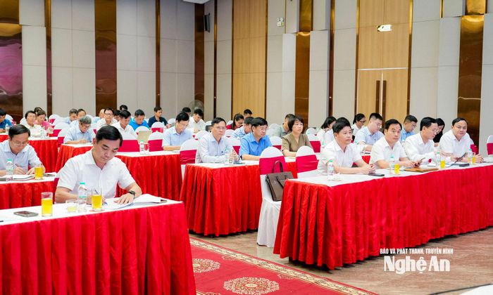 Lãnh đạo các sở, ngành, đơn vị dự họp báo. Ảnh: Phạm Bằng