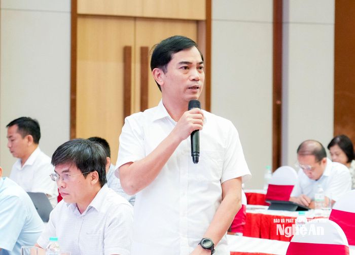 Giám đốc Sở Giáo dục và Đào tạo Nguyễn Văn Khoa trao đổi, trả lời câu hỏi của các nhà báo. Ảnh: Phạm Bằng