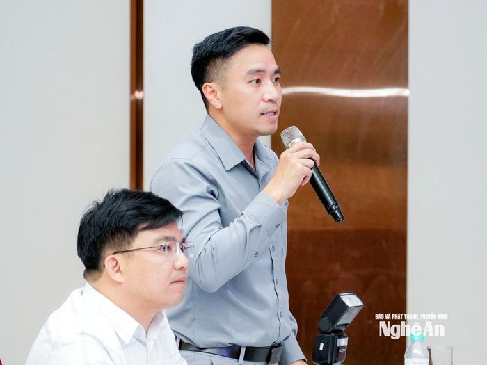 Nhà báo Văn Thanh - Báo Xây dựng đặt câu hỏi tại buổi họp báo. Ảnh: Phạm Bằng