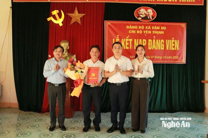 Đồng chí Nguyễn Như Khôi cùng các đồng chí Đảng ủy xã Vân Du trao Quyết định kết nạp Đảng cho đảng viên. Ảnh: Nguyễn Vân