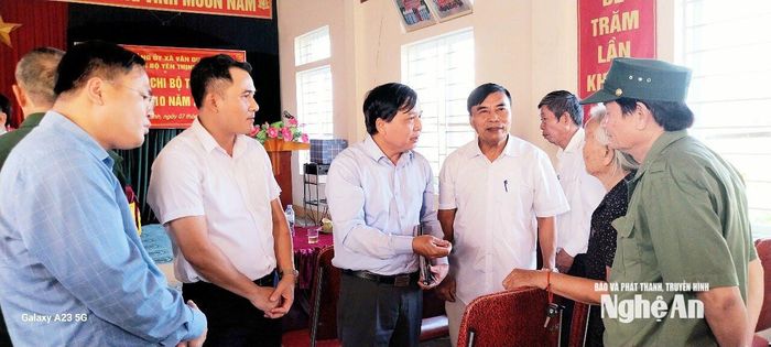 Đồng chí Nguyễn Như Khôi trao đổi với các đảng viên trong Chi bộ Yên Thịnh xã Vân Du. Ảnh: Nguyễn Vân.