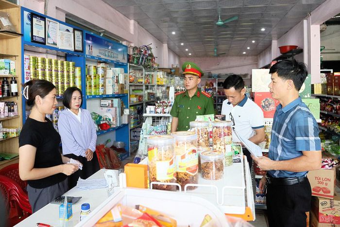 Đoàn kiểm tra liên ngành kiểm tra tại các cơ sở kinh doanh, chế biến thực phẩm.