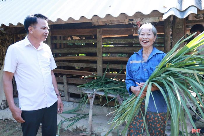 Niềm vui của bà Lê Thị Bình khi 2 con hươu phát triển tốt, bắt đầu cho thu nhập.