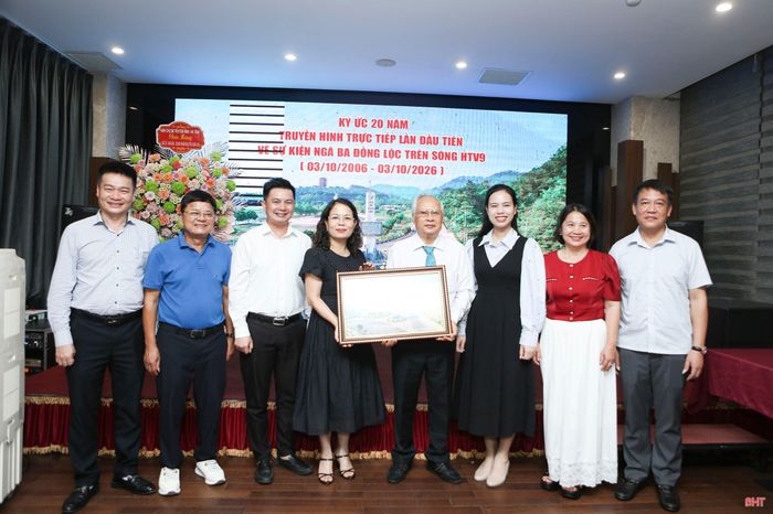 Đại diện lãnh đạo Ủy ban MTTQ tỉnh Hà Tĩnh tặng quà lưu niệm cho bác sĩ Nguyễn Xuân Lam nhân kỷ niệm 20 năm ngày phát sóng chương trình "Như những thiên thần" (3/10/2006 - 3/10/2026).