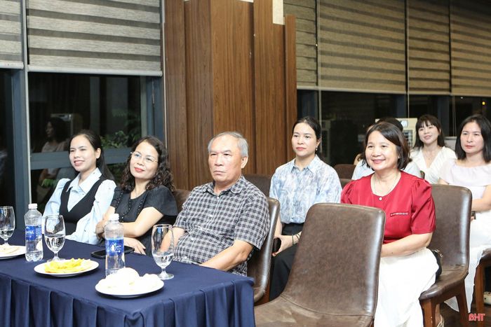 Bác sĩ Nguyễn Xuân Lam phát biểu bày tỏ sự tri ân những những cộng sự đã cùng ông thực hiện các chương trình truyền thông về Đồng Lộc, nhân dịp kỷ niệm 20 năm ngày chương trình "Như những thiên thần" phát sóng trên kênh HTV9.