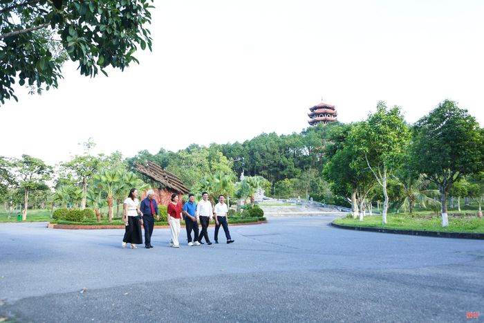 Bác sĩ Nguyễn Xuân Lam chứng kiến sự đổi thay của Khu di tích Ngã ba Đồng Lộc nhân chuyến ông về thăm gần đây.