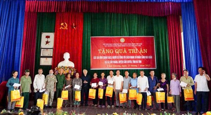 Bác sĩ Nguyễn Xuân Lam tặng quà cho các cựu chiến binh và gia đình chính sách tại xã Cẩm Xuyên, năm 2023. Ảnh tư liệu
