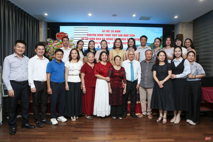 Bác sĩ Nguyễn Xuân Lam cùng đại diện lãnh đạo Ủy ban MTTQ tỉnh Hà Tĩnh tặng quà cho Anh hùng LLVT Nhân dân La Thị Tám và chị Nguyễn Thị Hường; đồng thời chụp ảnh lưu niệm cùng các đại biểu tham dự lễ kỷ niệm 20 năm phát sóng chương trình "Như những thiên thần".
