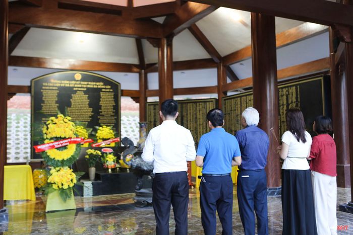 Bác sĩ Nguyễn Xuân Lam cùng một số cộng sự thực hiện chương trình truyền hình năm 2006 dâng hương tại Nhà bia tưởng niệm liệt sĩ TNXP toàn quốc (Khu di tích Ngã ba Đồng Lộc).
