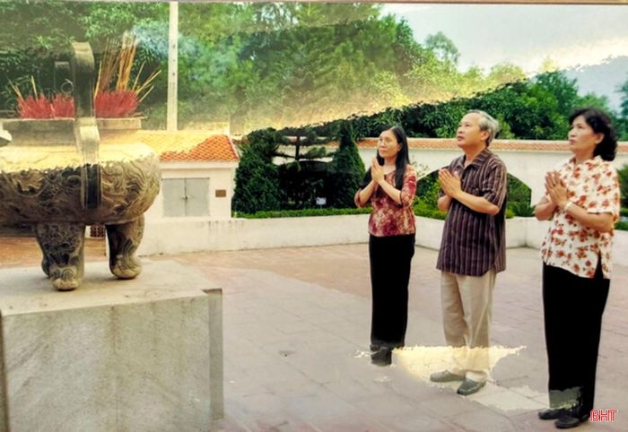 Ông Nguyễn Xuân Lam cùng cộng sự dâng hương báo cáo tại Khu mộ 10 nữ liệt sĩ TNXP Ngã ba Đồng Lộc trước khi thực hiện chương trình "Như những thiên thần" vào năm 2006. Ảnh tư liệu NVCC.