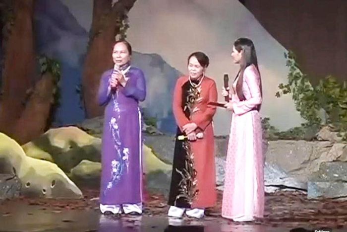 Anh hùng LLVT Nhân dân La Thị Tám và chị Nguyễn Thị Hường giao lưu cùng khán giả trong chương trình truyền hình trực tiếp "Như những thiên thần" tại TP Hồ Chí Minh, ngày 3/10/2006. Ảnh tư liệu.