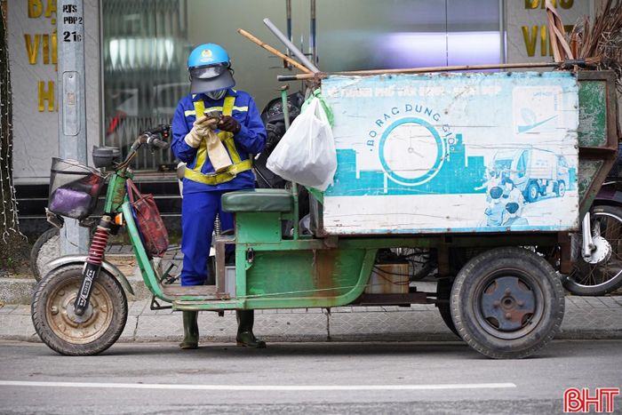 Trong tiết trời se lạnh, nhịp mưu sinh của người dân vẫn tiếp diễn. Những chiếc áo ấm mỏng được người dân chuẩn bị khi ra đường, nhất là vào sáng sớm và chiều tối.