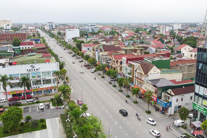 Trên các tuyến đường trung tâm như Phan Đình Phùng, Lê Duẩn, Hàm Nghi, Nguyễn Công Trứ…, dòng người hối hả ngược xuôi trong những chiếc áo khoác mỏng.