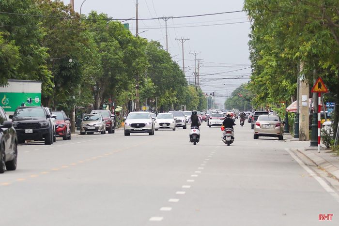 Giữa những ngày giao mùa, phố phường Hà Tĩnh mang vẻ đẹp bình dị, thân quen. Cái lạnh đầu mùa cũng làm cho những khoảnh khắc trong cuộc sống trở nên gần gũi, ấm áp giữa sự chuyển mình của đất trời và nhịp sống nơi phố thị.