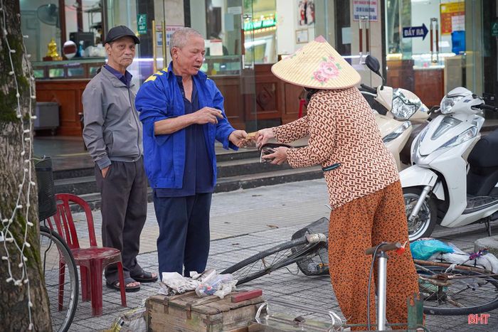 Với người lao động ngoài trời, gió mùa về cũng kéo theo những thay đổi trong công việc. Họ chủ động mặc thêm áo ấm để bảo vệ sức khỏe.