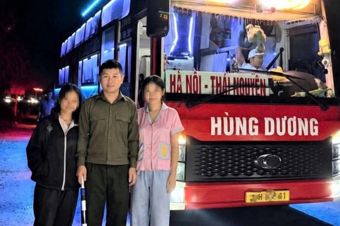 Hai nữ sinh được Công an xã Quảng Bình (Thanh Hóa) hỗ trợ sau khi đi xe khách ra Hà Nội gặp người quen qua mạng. Ảnh internet