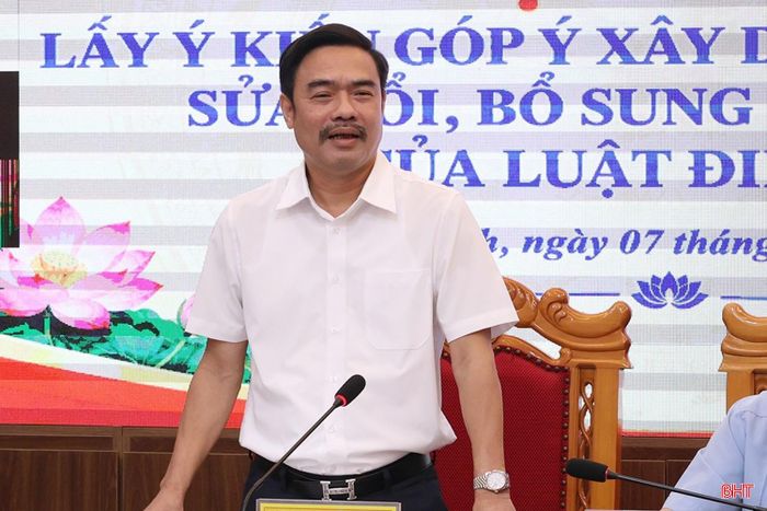 Giám đốc Công ty Điện lực Hà Tĩnh Đỗ Tiến Hùng kiến nghị tháo gỡ những vướng mắc trong giải phóng mặt bằng, quản lý hành lang an toàn lưới điện.