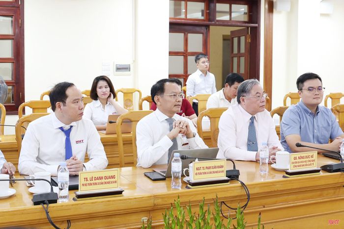 Nhà giáo Ưu tú, Tiến sĩ Phạm Xuân Khánh – Hiệu trưởng Trường Cao đẳng Công nghệ cao Hà Nội và đại biểu dự lễ ký kết.