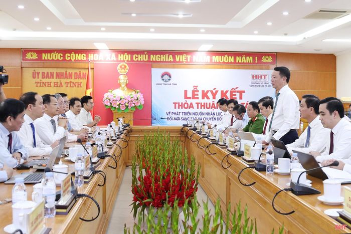 Toàn cảnh buổi lễ ký kết.