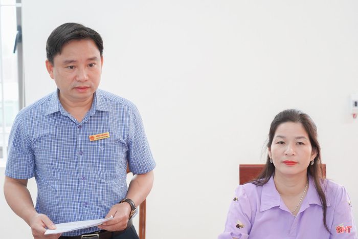Chủ tịch UBND xã Đức Quang Hoàng Xuân Hùng báo cáo kết quả sắp xếp đơn vị hành chính, tổ chức bộ máy và tình hình tổ chức, hoạt động của chính quyền địa phương 2 cấp trên địa bàn xã.