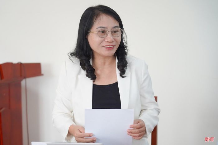 Đồng chí Nguyễn Thị Nhuần - Trưởng ban Pháp chế HĐND tỉnh trao đổi về nội dung liên quan đến cải cách hành chính.
