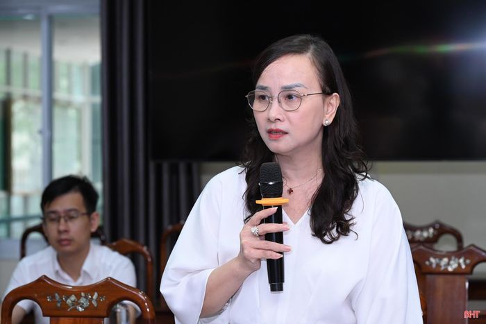 Phó Trưởng ban Thường trực Ban Tuyên giáo Tỉnh ủy Đặng Thị Quỳnh Diệp phát biểu tại cuộc họp.