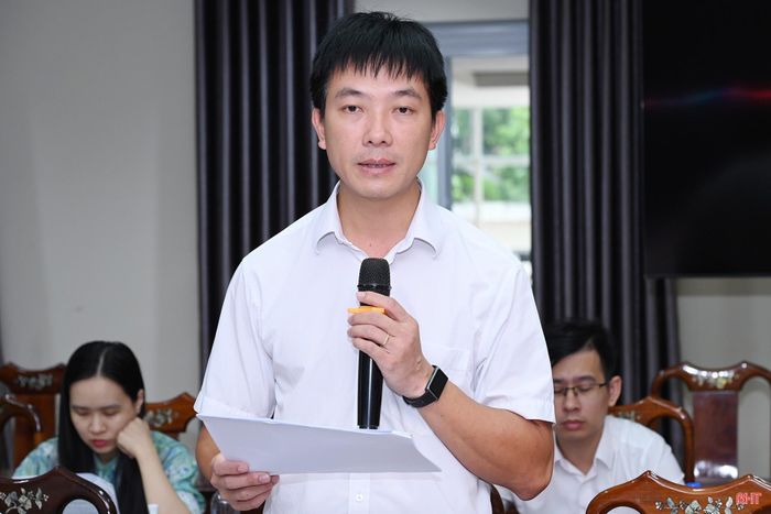 Phó Giám đốc Sở Xây dựng Tô Thái Hòa phát biểu tại cuộc họp.