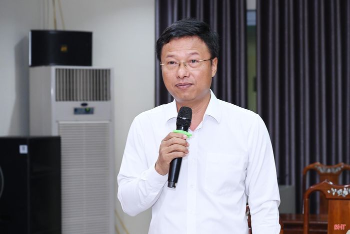 Hiệu trưởng Trường Chính trị Trần Phú Phan Duy Vĩnh báo cáo một số nội dung tại cuộc họp.
