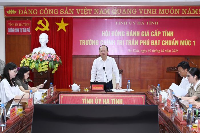 Phó Bí thư Thường trực Tỉnh ủy Nguyễn Hồng Lĩnh chủ trì cuộc họp.
