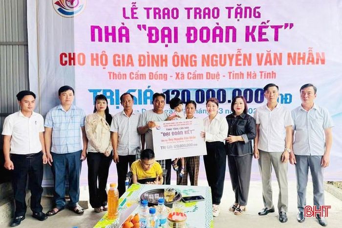 Tháng 3/2026, Ủy ban MTTQ xã Cẩm Duệ phối hợp với nhà tài trợ trao tặng nhà "Đại đoàn kết" cho gia đình ông Nguyễn Văn Nhẫn ở thôn Cẩm Đồng (nay là thôn Na Trung, xã Cẩm Duệ).