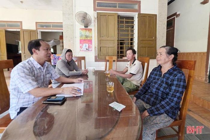 Bà Nguyễn Thị Hương (mặc áo kẻ) - mẹ ruột anh Hoàng Minh Thắng trao đổi với lãnh đạo Uỷ ban MTTQ xã Cẩm Duệ tiến độ thi công ngôi nhà.