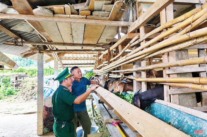 Cán bộ Đội Vận động quần chúng (Đồn Biên phòng Hòa Hải) động viên người dân phát triển chăn nuôi.