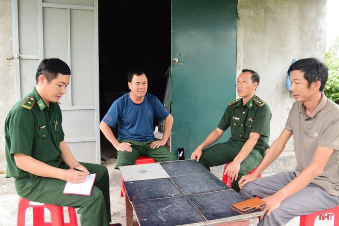 Các chỉ huy Đồn Biên phòng Đèo Ngang xuống địa bàn gặp gỡ những người có uy tín trong cộng đồng để thu thập tin tức, nắm bắt tình hình, gắn chặt tình quân dân.