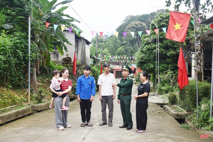 Cán bộ Tổ địa bàn (Đồn Biên phòng Cửa khẩu quốc tế Cầu Treo) lắng nghe tâm tư, nguyện vọng của Nhân dân.