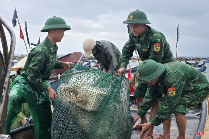 BĐBP Đèo Ngang kết hợp công tác dân vận với giúp đỡ ngư dân thu dọn ngư cụ trước thiên tai.