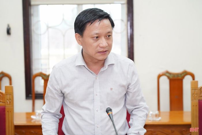Đồng chí Hồ Thái Sơn - Chủ tịch UBND xã Hương Sơn chia sẻ quá trình điều hành công việc ở thôn sau khi vận hành mô hình chính quyền địa phương 2 cấp.