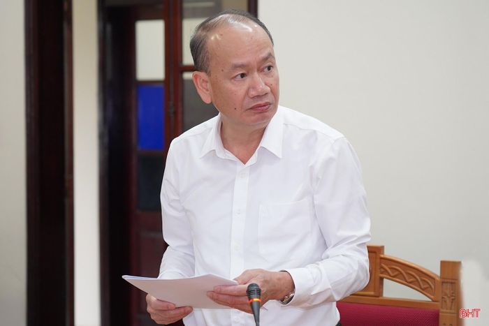 Đồng chí Phan Tấn Linh - Phó Chủ nhiệm Thường trực UBKT Tỉnh ủy trình bày báo cáo tại buổi làm việc.