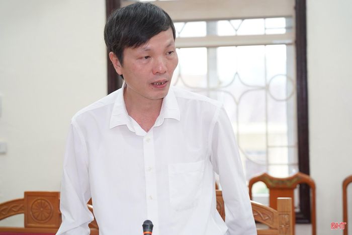 Đồng chí Lê Thành Nhân - Bí thư Đảng ủy, Chủ tịch HĐND xã Sơn Kim 2 trình bày một số khó khăn đặc thù của vùng biên giới.