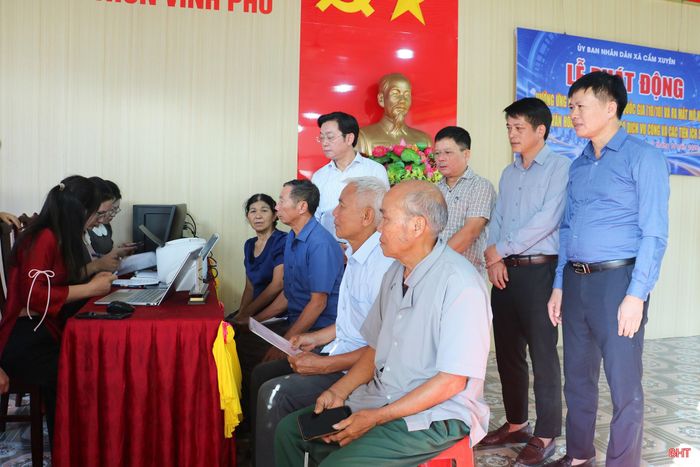 Ngay sau lễ ra mắt, cán bộ Trung tâm Phục vụ hành chính công, Phòng Văn hóa - Xã hội cùng thành viên Tổ chuyển đổi số cộng đồng đã trực tiếp hướng dẫn người dân thực hiện các dịch vụ công.