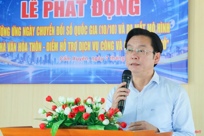 Đồng chí Nguyễn Văn Thành - Bí thư Đảng ủy, Chủ tịch HĐND xã Cẩm Xuyên phát biểu chỉ đạo tại buổi lễ.