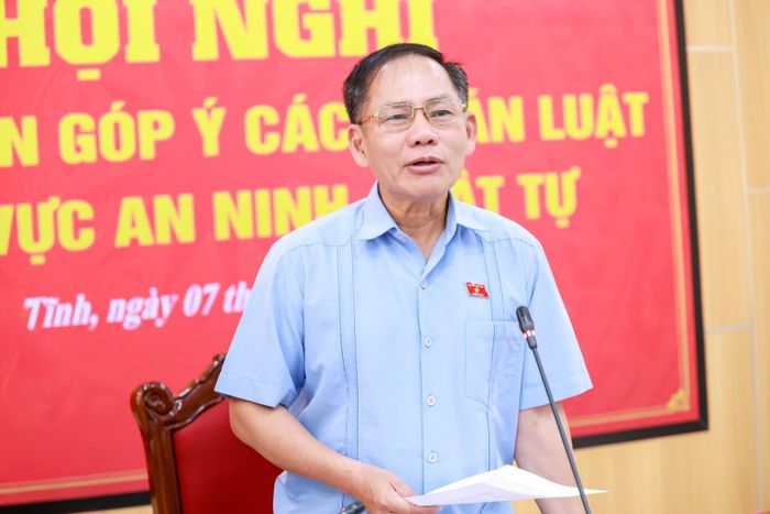 Đồng chí Trần Đình Gia – Phó Trưởng đoàn chuyên trách Đoàn ĐBQH tỉnh Hà Tĩnh phát biểu tại hội nghị.