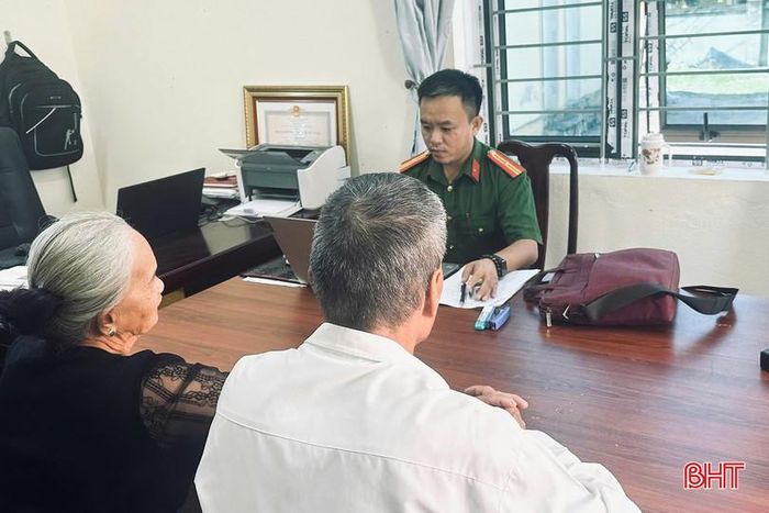 Vợ chồng ông D.A.S được cán bộ công an xã hỗ trợ để ngăn chặn vụ lừa đảo.