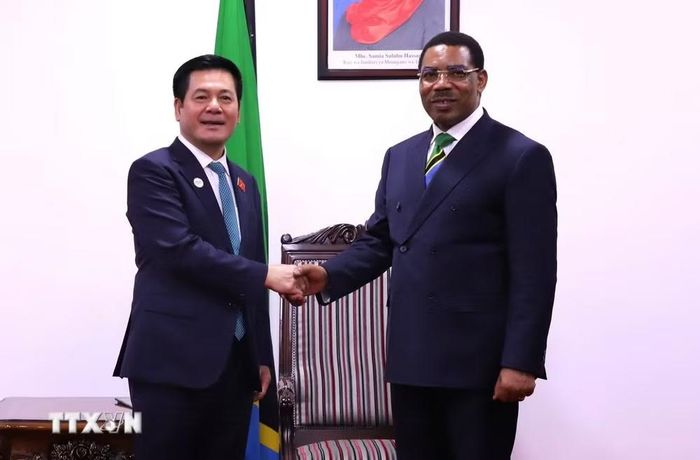 Thủ tướng Tanzania Mwigulu Nchemba và Phó Chủ tịch Quốc hội Nguyễn Hồng Diên. (Ảnh: Hoàng Nhương/TTXVN)